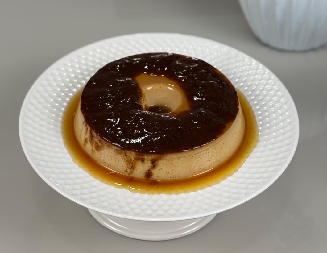 Pudim de doce de leite com calda de ameixa