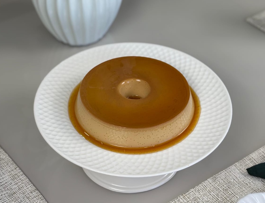 Pudim de doce de leite liso e cremoso